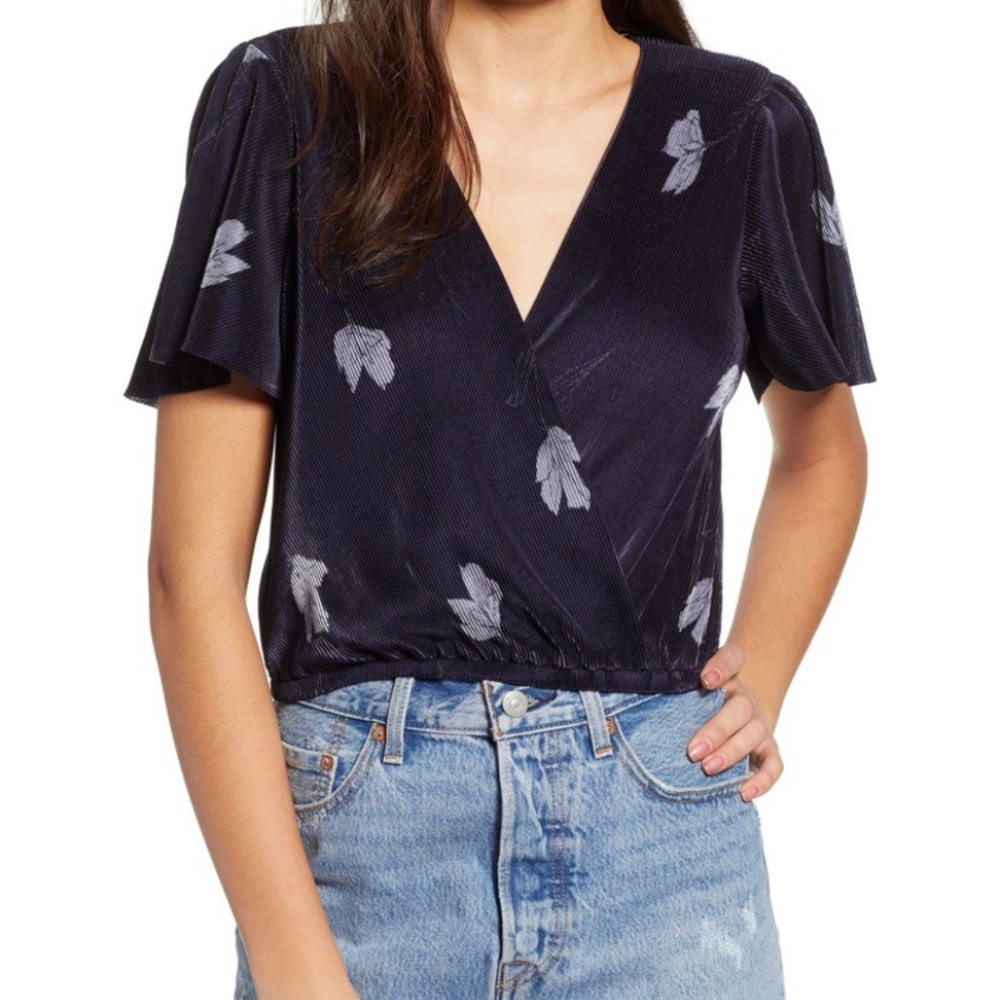 ASTR THE LABEL SHORT SLEEVE CRINKLE WRAP TOP